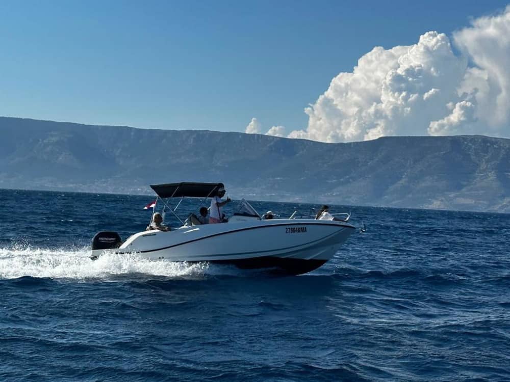 Desfrute de 10h30 em um barco a motor para explorar Makarska.