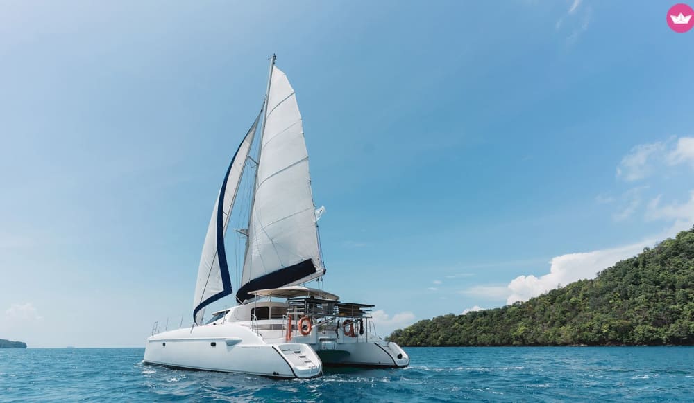 Crociera romantica al tramonto: esperienza privata di 4,5 ore in catamarano a Phuket