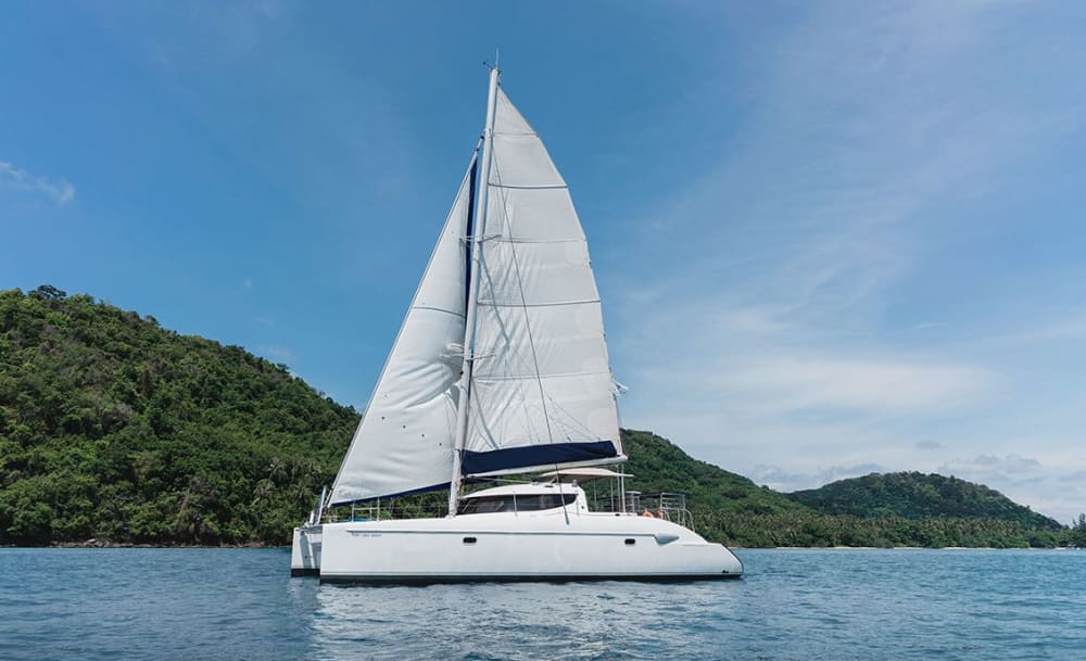 Ρομαντική κρουαζιέρα στο ηλιοβασίλεμα: 4,5ωρη εμπειρία με ιδιωτικό καταμαράν στο Πουκέτ