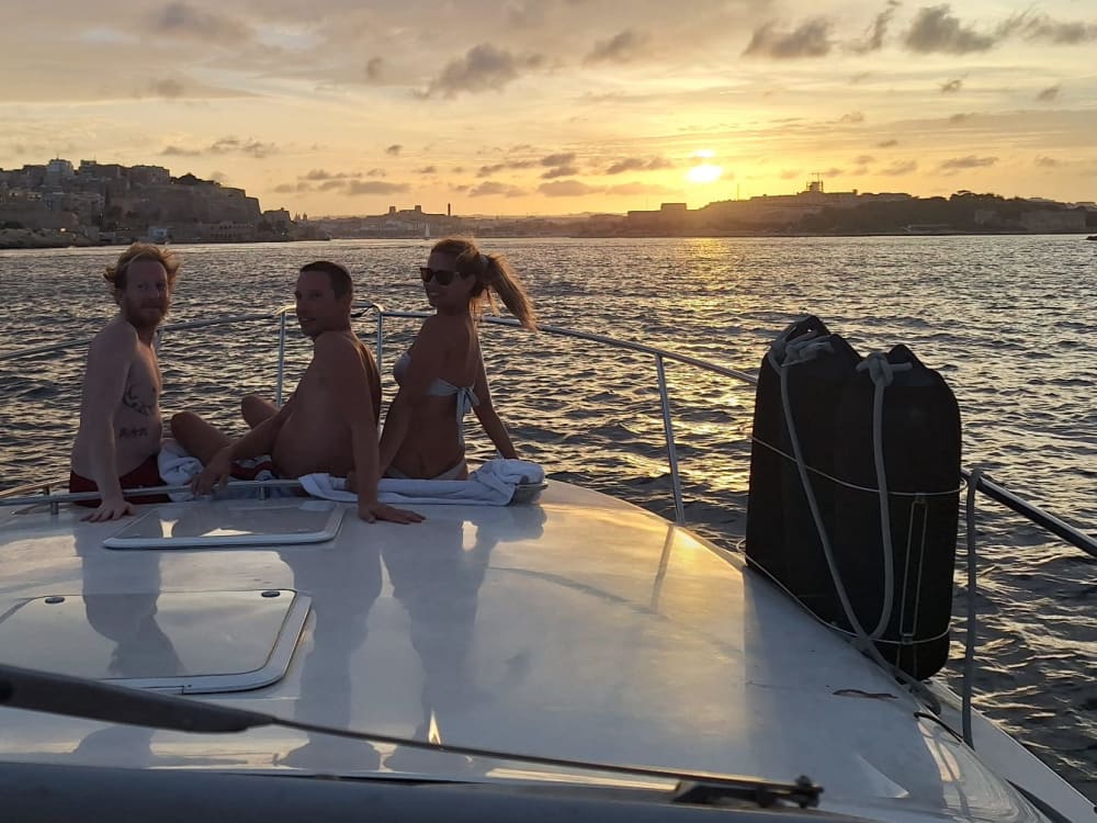 Coucher de soleil et brise marine : excursion en bateau à moteur dans le Grand Harbour