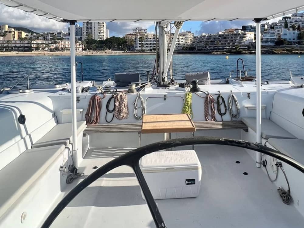 Entdecken Sie Ibiza und Formentera vom Meer aus bei einem privaten 8-stündigen Katamaranausflug.