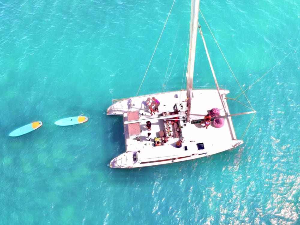 Entdecken Sie Ibiza und Formentera vom Meer aus bei einem privaten 8-stündigen Katamaranausflug.