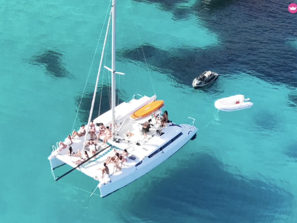 Entdecken Sie Ibiza und Formentera vom Meer aus bei einem privaten 8-stündigen Katamaranausflug.