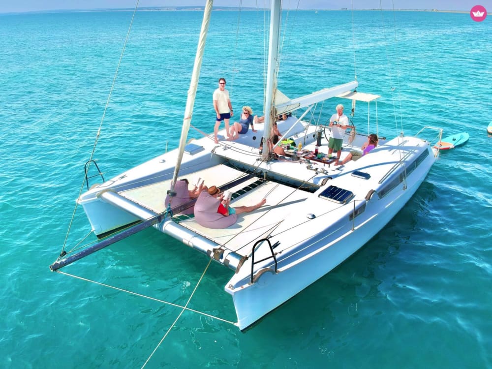 Entdecken Sie Ibiza und Formentera vom Meer aus bei einem privaten 8-stündigen Katamaranausflug.