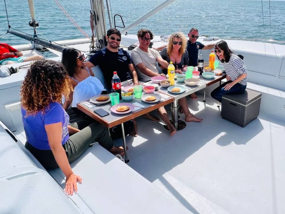 Entdecken Sie Ibiza und Formentera vom Meer aus bei einem privaten 8-stündigen Katamaranausflug.