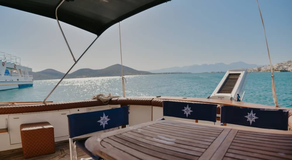 Crucero privado en yate a motor de 50 pies: del puerto de Elounda a Spinalonga y la bahía de Mirabello (3-6 horas).