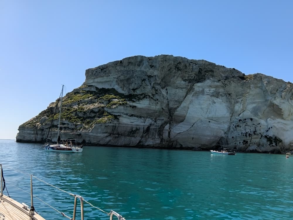 Mari Pintau, une croisière d'une journée avec déjeuner : découvrez les merveilles côtières de Cagliari.