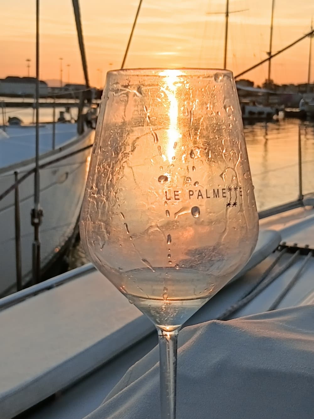 Cena al porto di Cagliari, un'esperienza romantica o conviviale unica nel cuore della città al tramonto o serale.