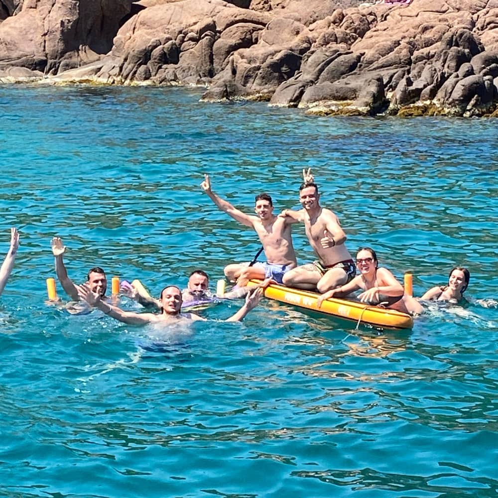 Desfrute de um dia inteiro em um catamarã em Cannes.