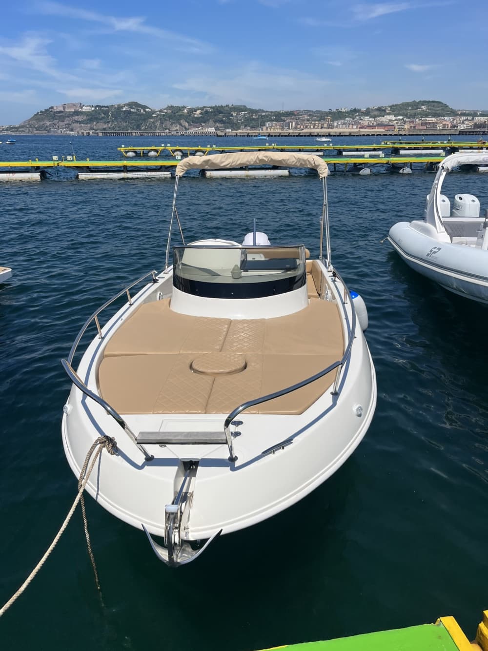 Entdecken Sie die Küste von Neapel: Ein kompletter Tagesausflug an Bord eines Motorboots