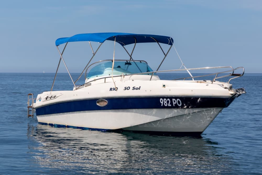 Koppla av på en motorbåt i Poreč i 3 timmar och 30 minuter