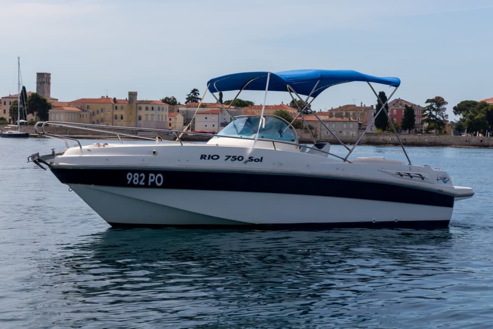 Koppla av på en motorbåt i Poreč i 3 timmar och 30 minuter