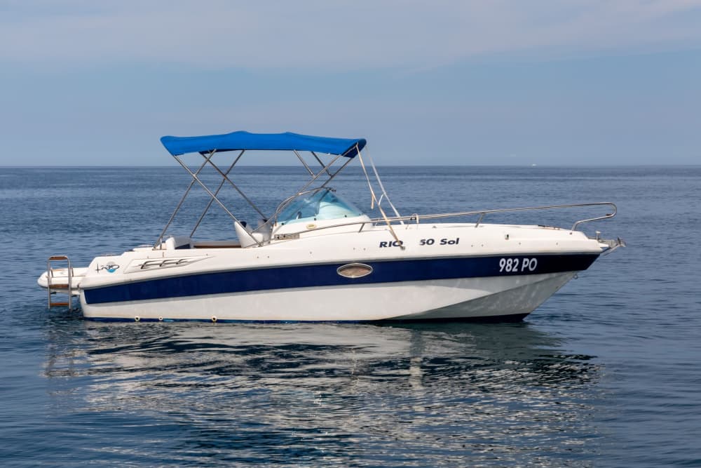 Koppla av på en motorbåt i Poreč i 3 timmar och 30 minuter