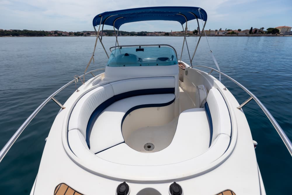 Koppla av på en motorbåt i Poreč i 3 timmar och 30 minuter