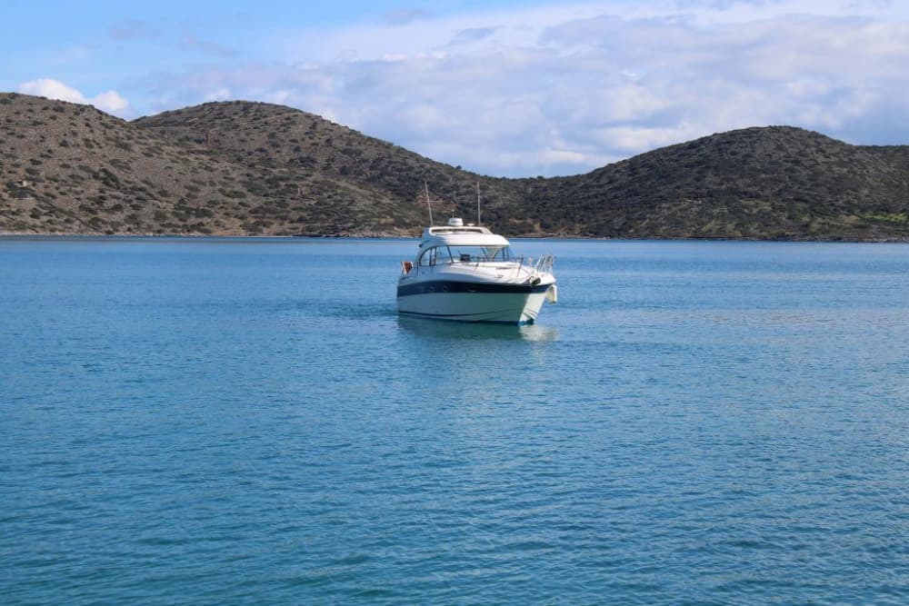 Cruzeiro privado em iate a motor de 37 pés — Golfo de Elounda, Spinalonga e Baía de Mirabello