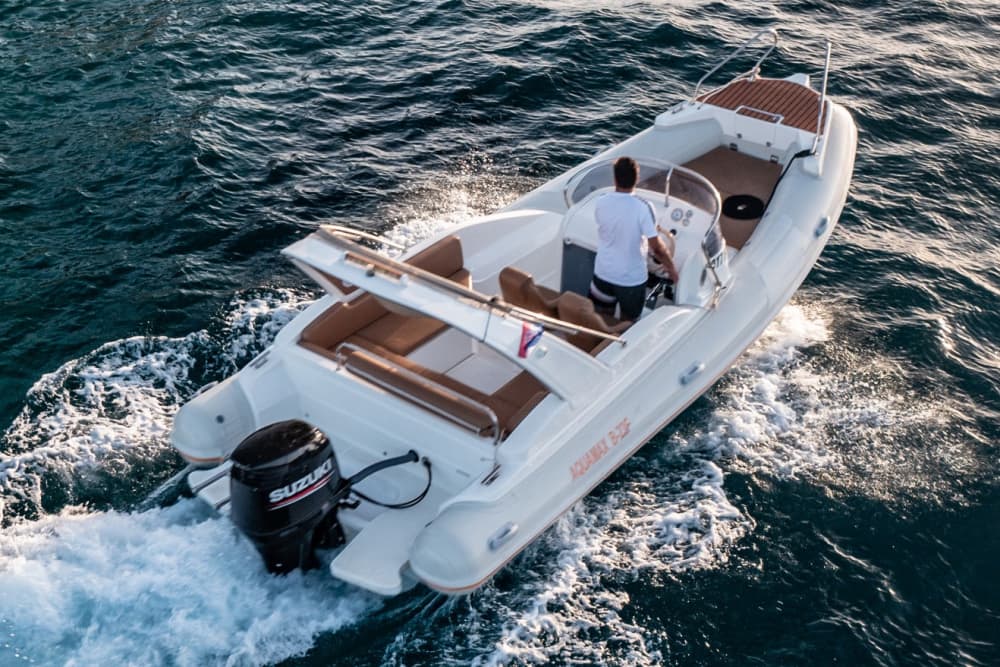 Um dia em Hvar: Desfrute de 9 horas de descobertas em um barco a motor.