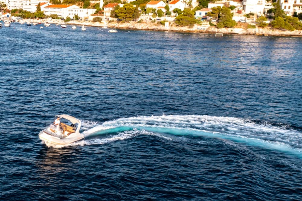 Un día alrededor de Hvar: Disfrute de 9 horas de descubrimiento en una lancha motora.