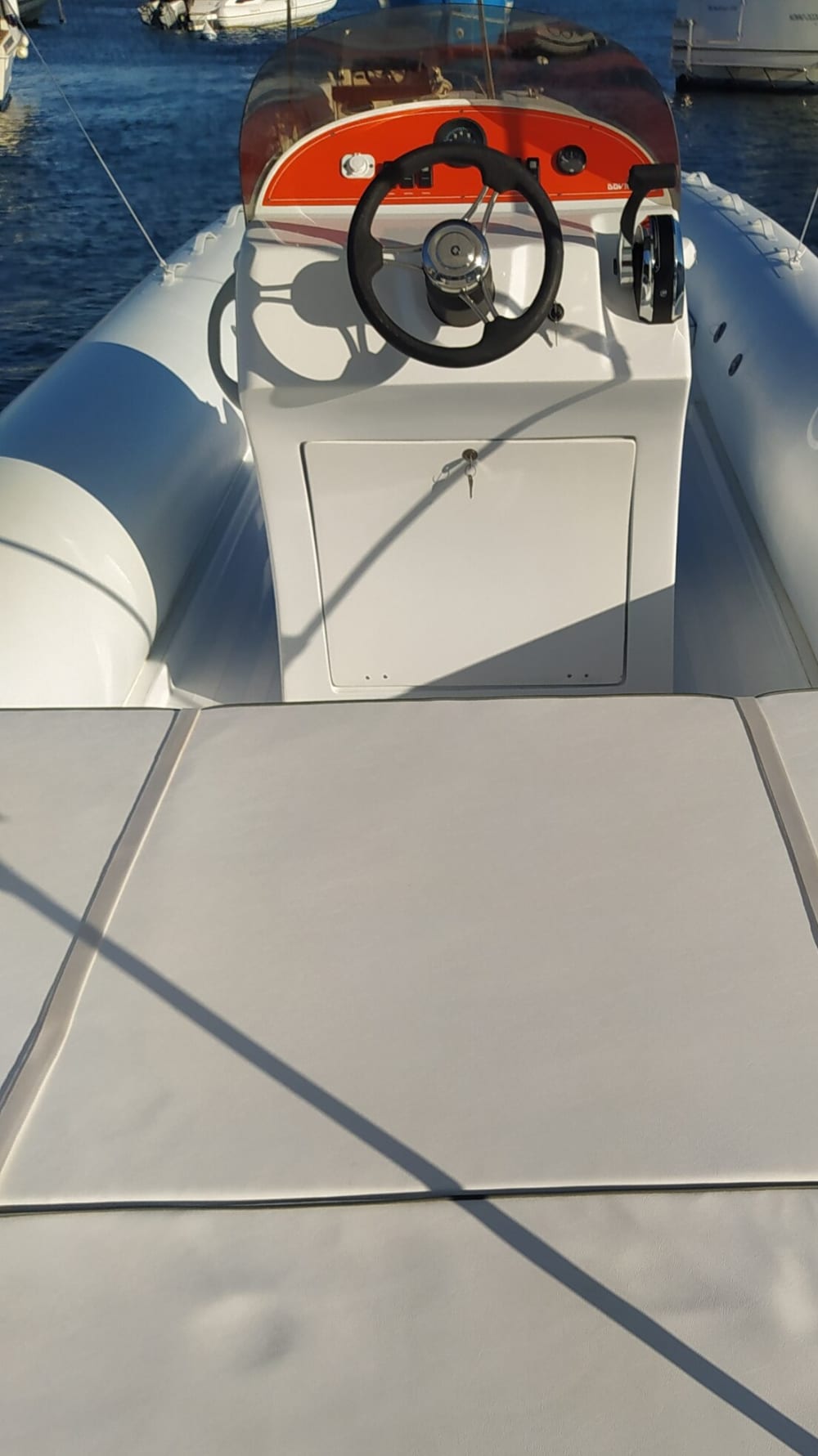 Genießen Sie 8 Stunden auf einem Motorboot in Neapel