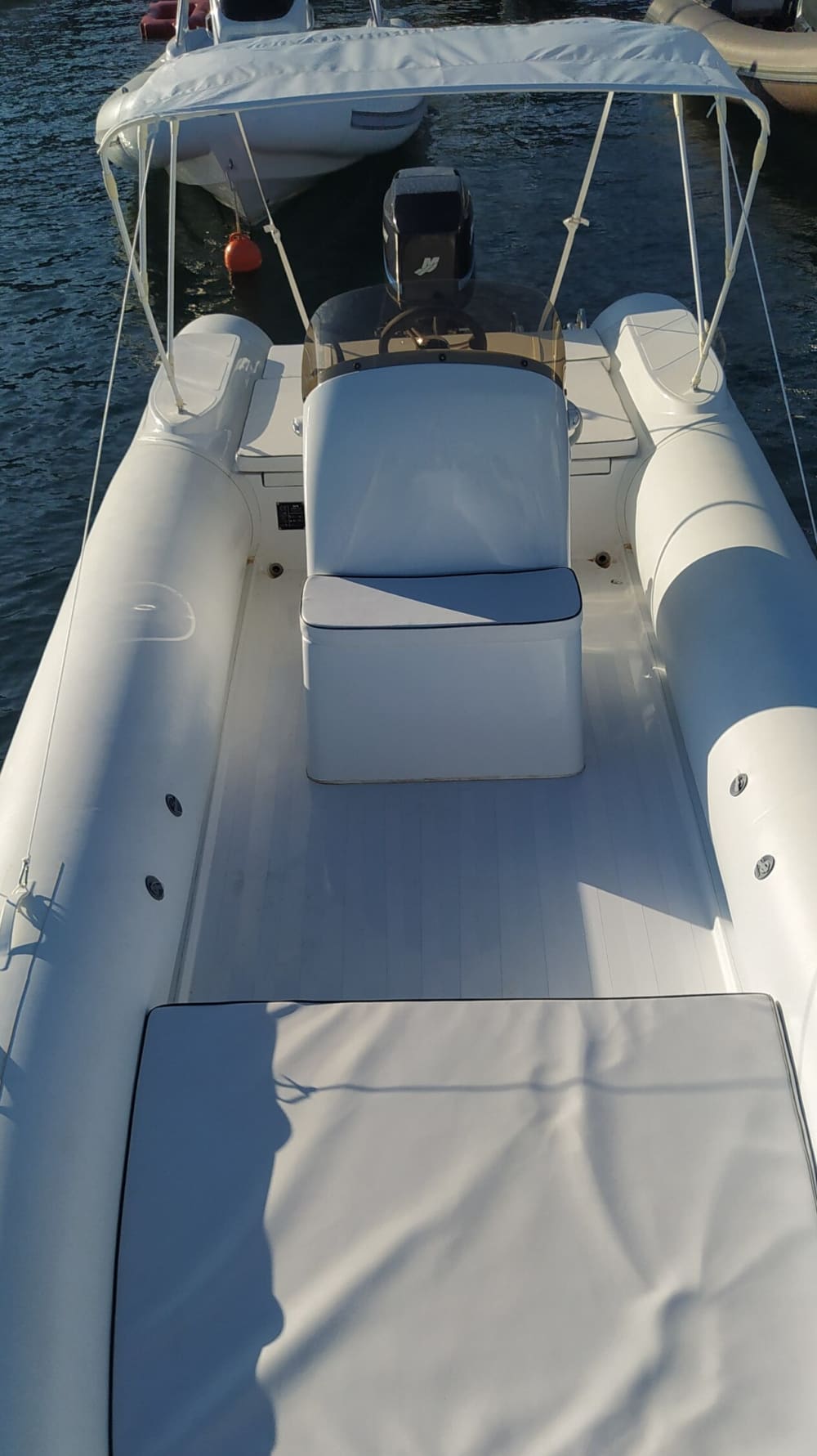 Genießen Sie 8 Stunden auf einem Motorboot in Neapel