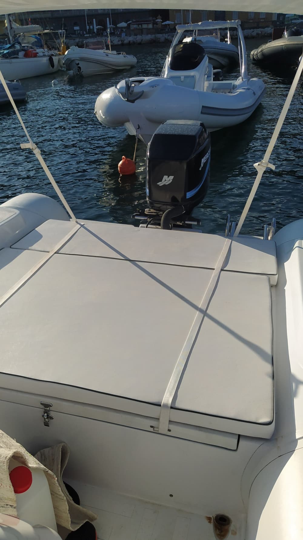 Genießen Sie 8 Stunden auf einem Motorboot in Neapel