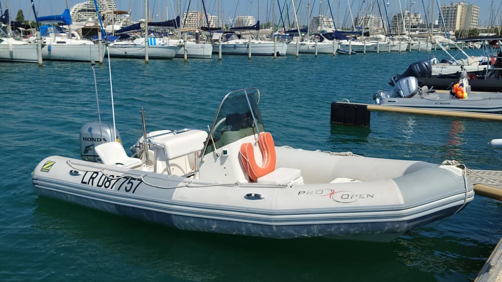 Descubra La Grande-Motte en una excursión de medio día en lancha motora.