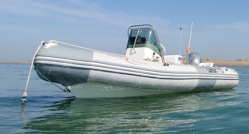Descubra La Grande-Motte en una excursión de medio día en lancha motora.