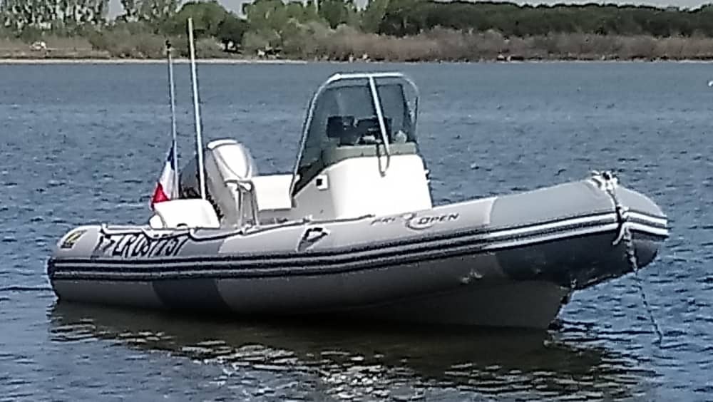 Descubra La Grande-Motte en una excursión de medio día en lancha motora.