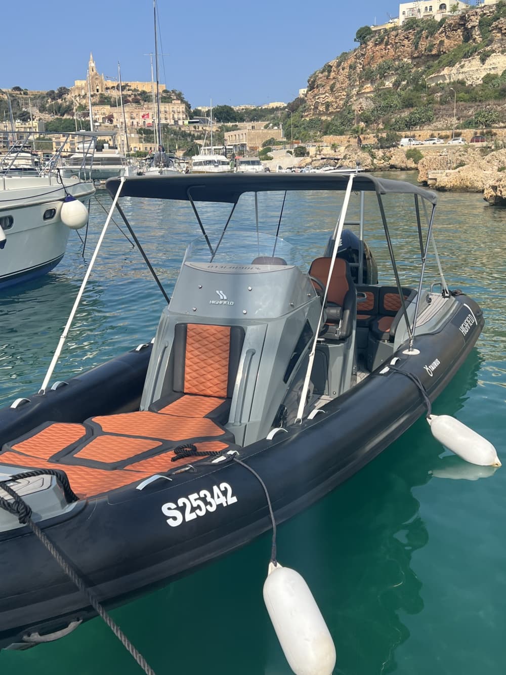 Viva uma experiência inesquecível em Gozo a bordo de uma lancha.