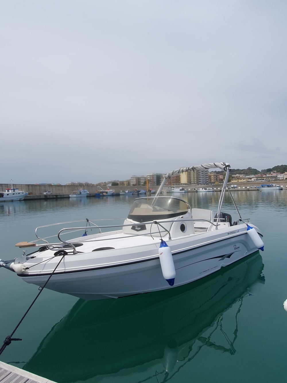 Rilassati su un motoscafo al Catanzaro Lido per 4 ore