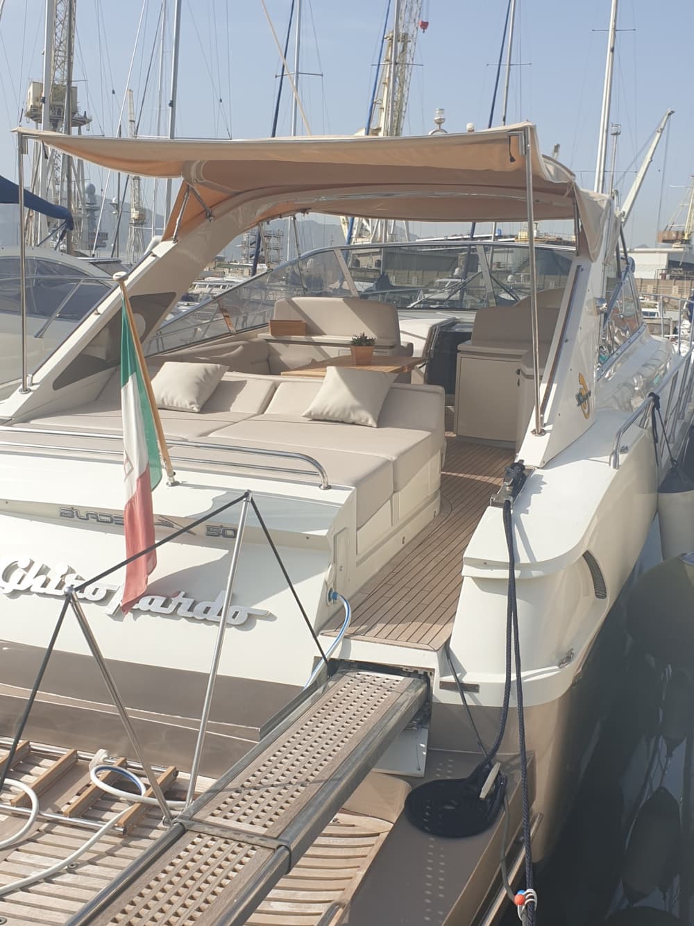 Goditi 9 ore a bordo di un motoscafo per esplorare Palermo.