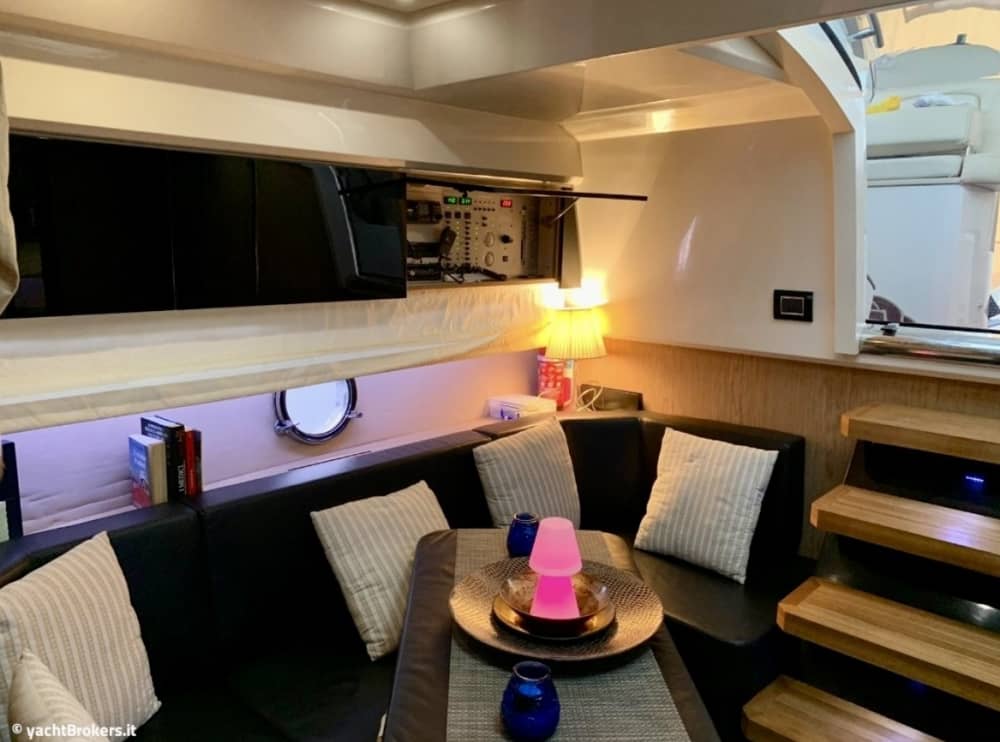 Huur een motorboot voor 4 uur plezier.