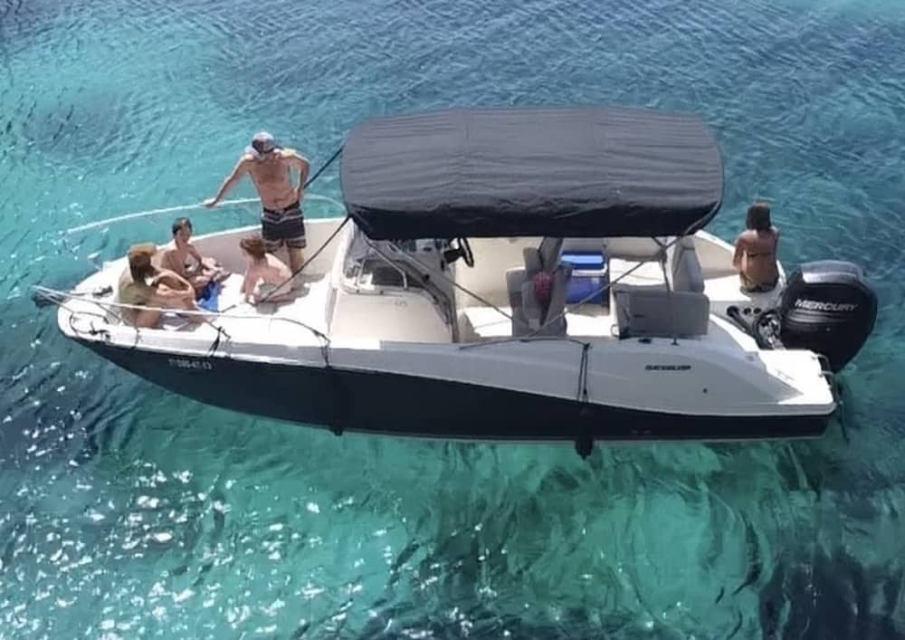 3h45 to discover Menorca on a motorboat