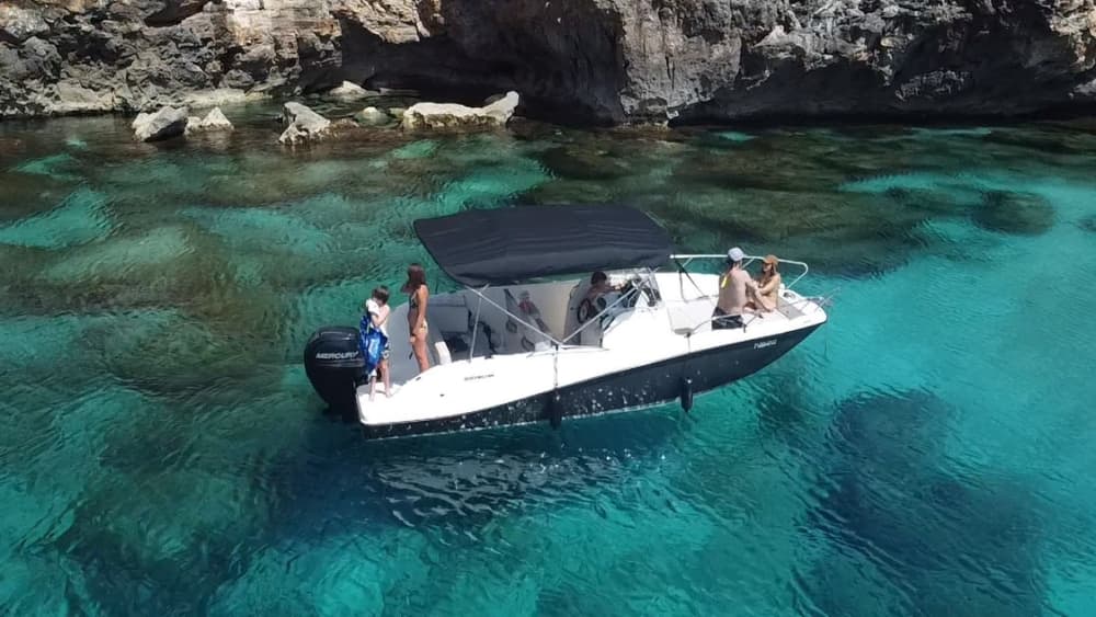 3h45 to discover Menorca on a motorboat