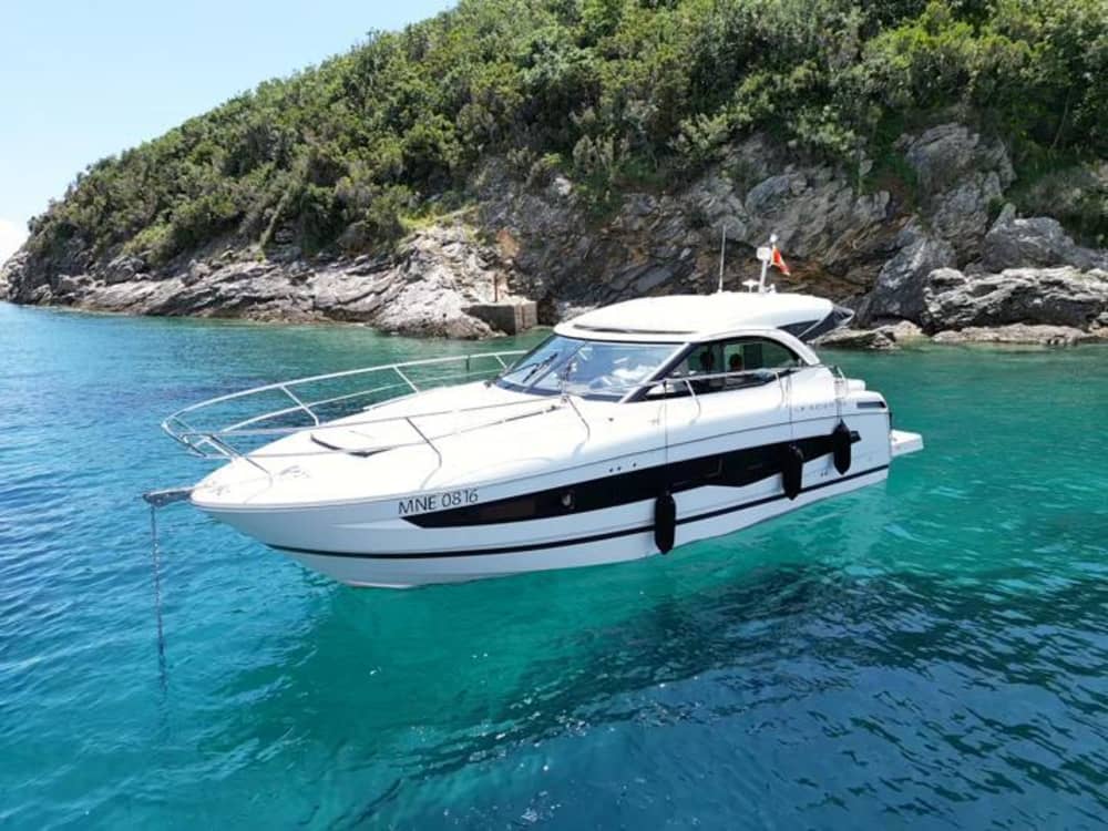 Budva'da 9 saatlik bir tekne turuyla güneşin tadını çıkarın.