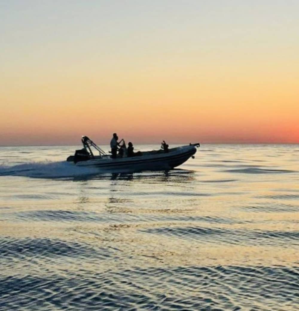 Din dag i Sifnos: Hyr en motorbåt för en heldags upptäcktsfärd
