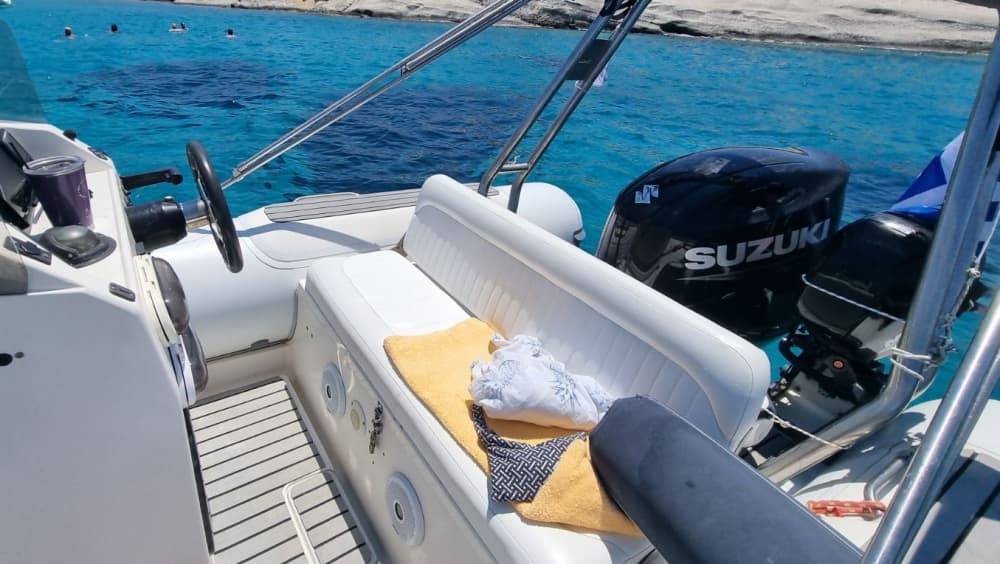 Din dag i Sifnos: Hyr en motorbåt för en heldags upptäcktsfärd