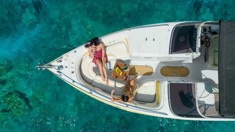 Desfrute de meio dia em um barco a motor em Ayia Napa.