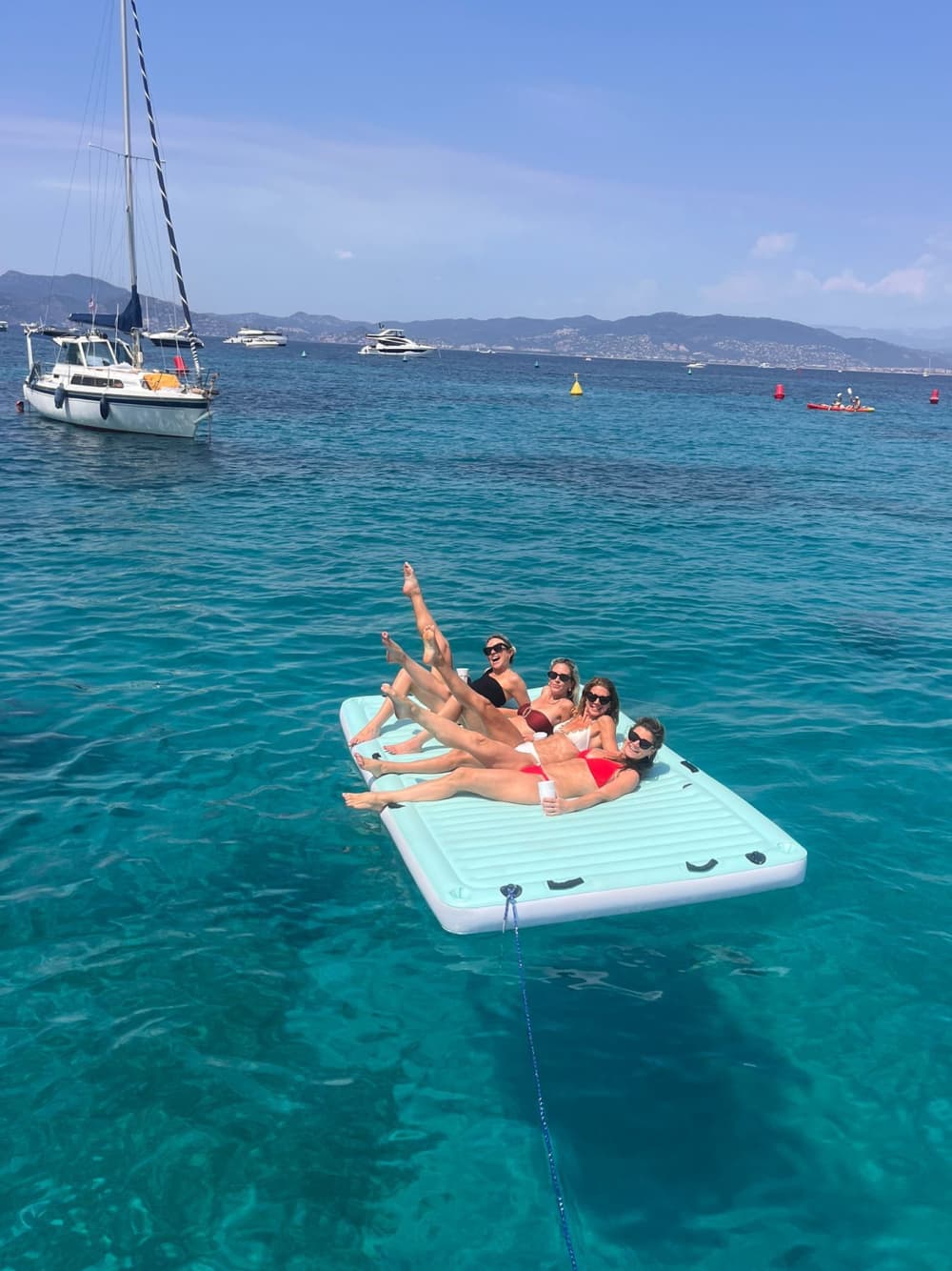 Explora el Golfo Juan en barco: Un día completo en el agua a bordo de una lancha motora.