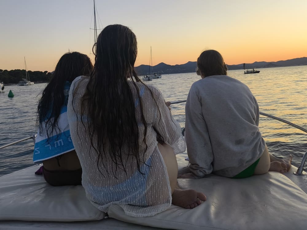 Explora el Golfo Juan en barco: Un día completo en el agua a bordo de una lancha motora.