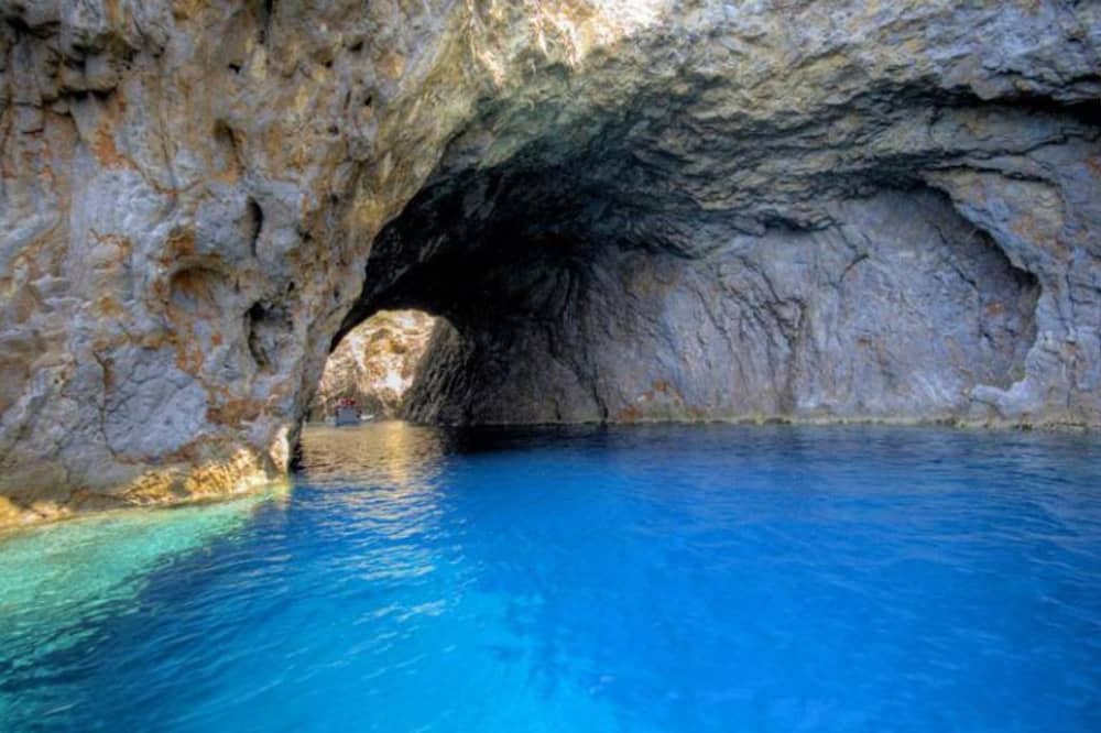 Disfrute de un día completo de navegación en Ostia a bordo de un velero.