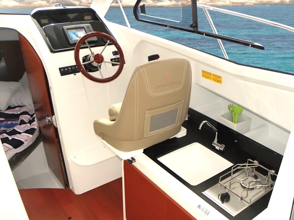 Prenez une demi-journée pour vous détendre sur un bateau à moteur à Zadar.