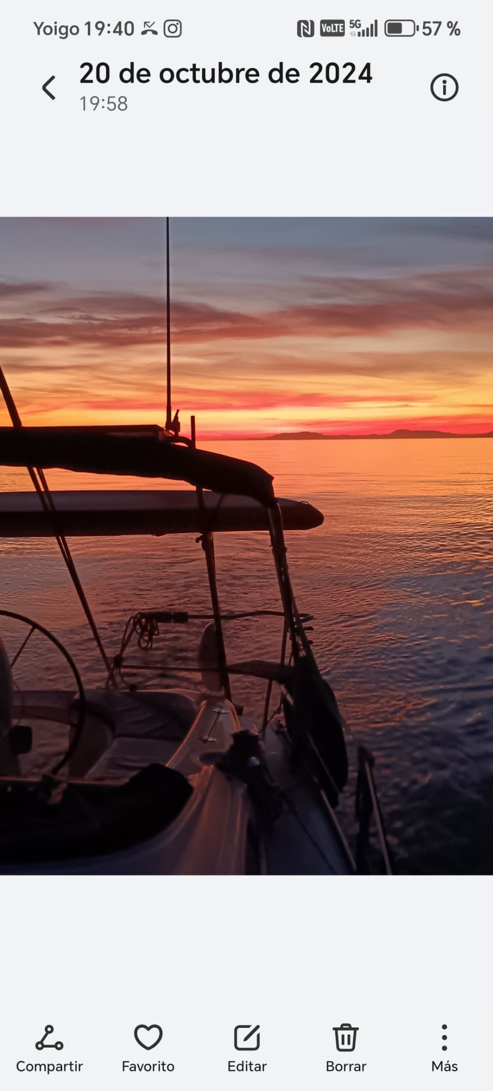 Laat u verrassen en ontdek de tropische kust van Granada per zeilboot.