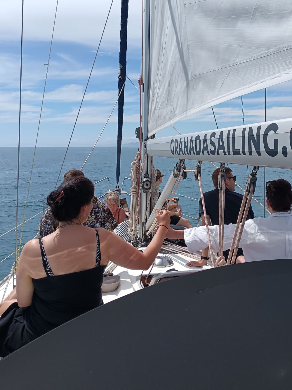 Laat u verrassen en ontdek de tropische kust van Granada per zeilboot.