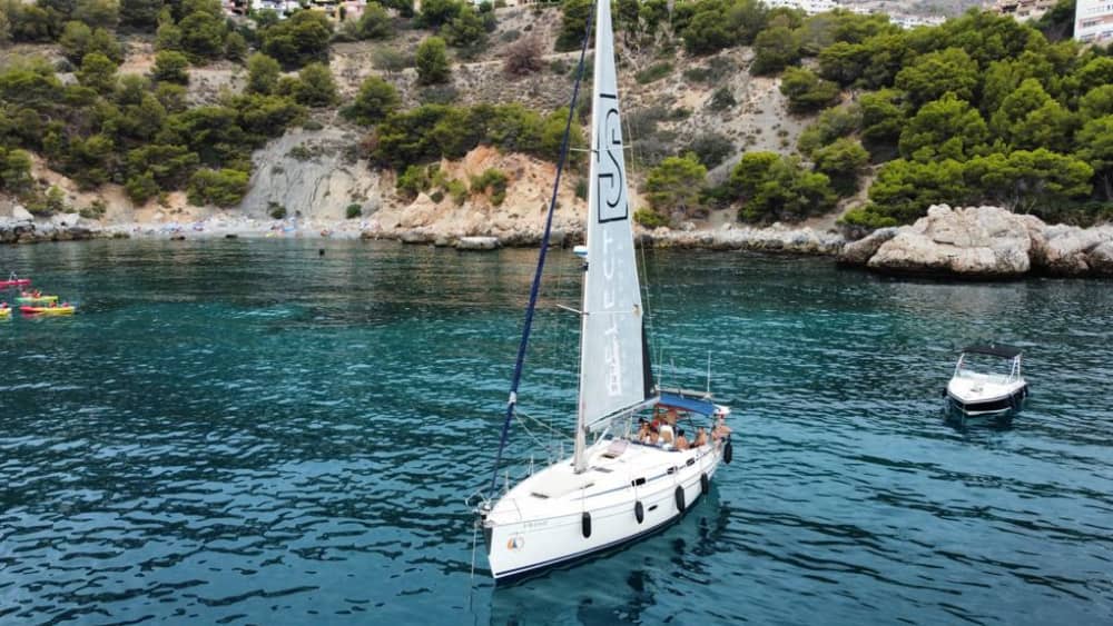 Entdecken Sie La Herradura auf einem ganztägigen Segeltörn