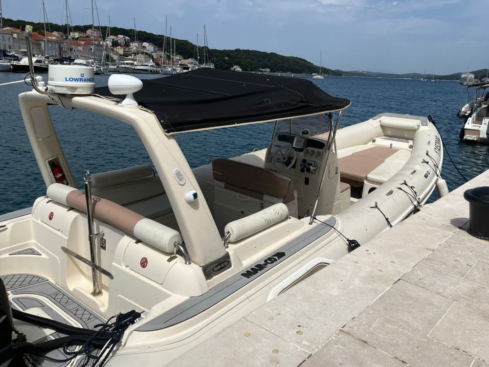Erkunden Sie die versteckten Buchten von Lošinj mit einem Motorboot