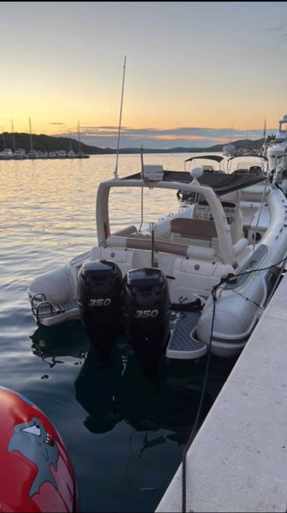 Esplora le baie nascoste di Lussino a bordo di un motoscafo.