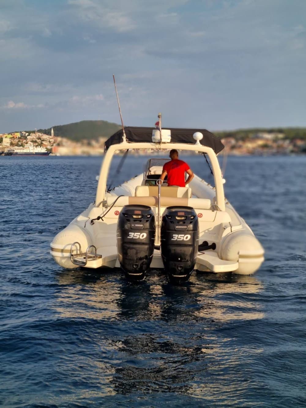Esplora le baie nascoste di Lussino a bordo di un motoscafo.