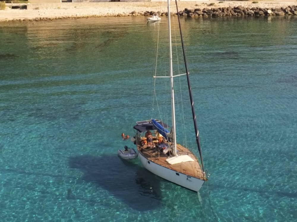 Desfrute de um dia no mar em Monopoli a bordo de um veleiro.