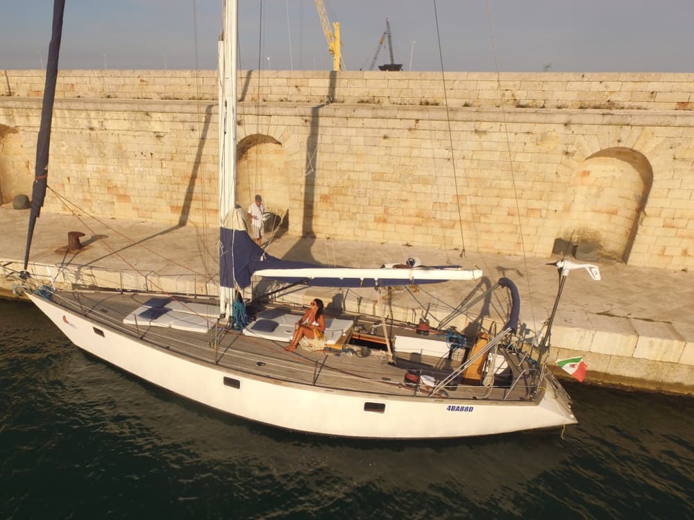 Desfrute de um dia no mar em Monopoli a bordo de um veleiro.