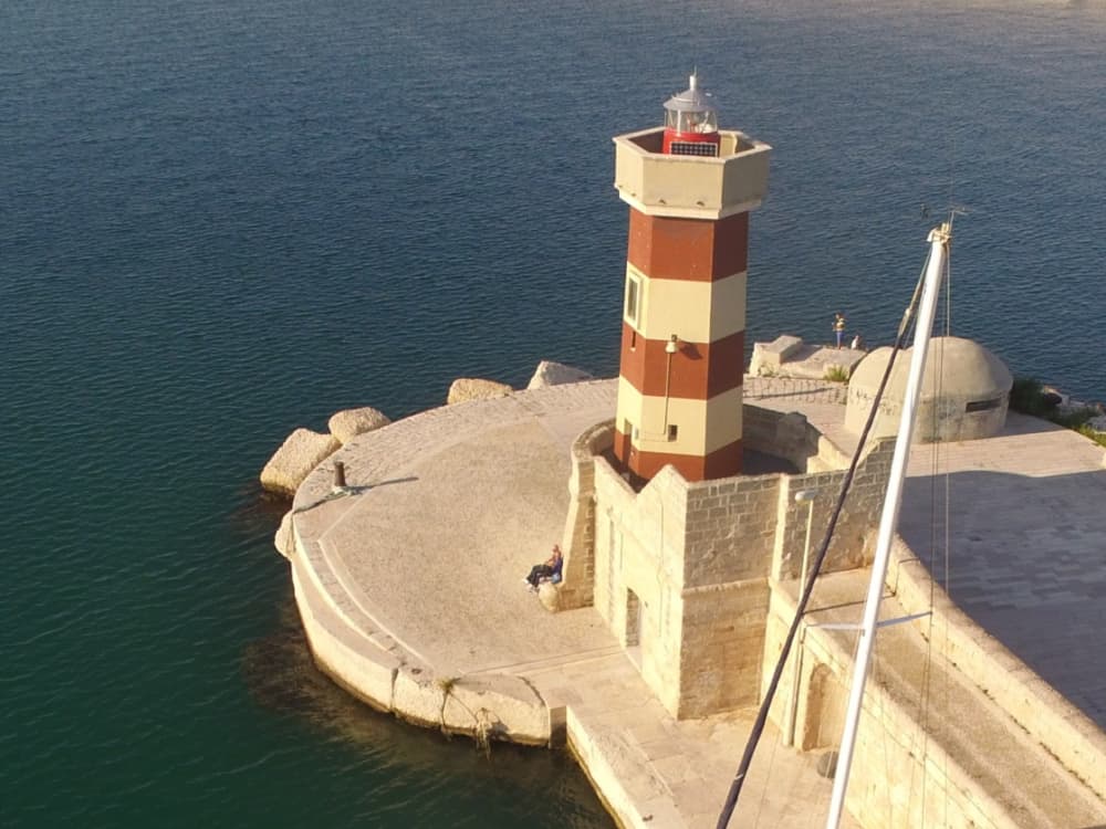 Απολαύστε μια μέρα στη θάλασσα στο Μονόπολι με ιστιοπλοϊκό